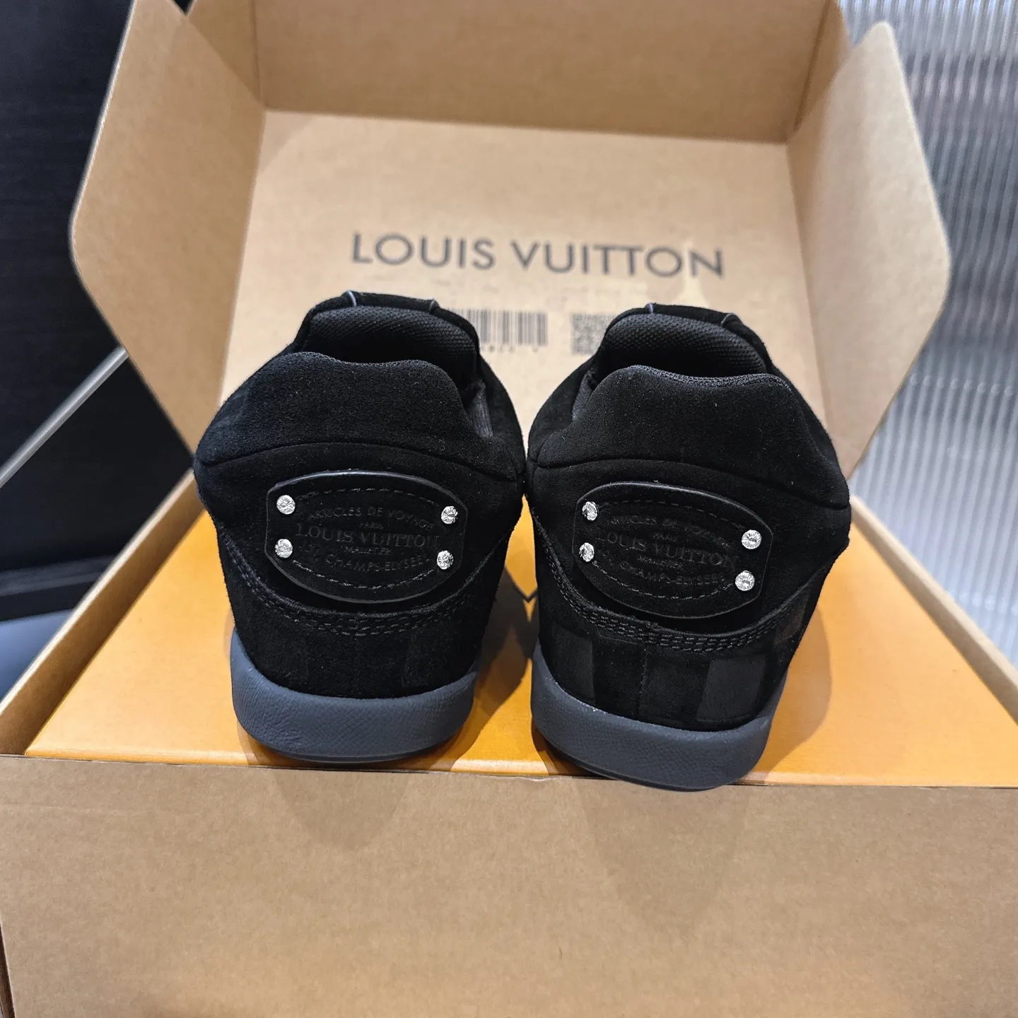 [L Family] P: 740💰 Couple model, size: women 35-41 (customized at 41 for women), 39-46 for men (customized at 45.46) The 2025 iteration of this Time Out sneaker, couple model, LV co-branded nigo, donkey brand, Louis Vuitton, ugly, cute😍Many Internet celebrities have shown off their feet, a classic and versatile item. Fabric: Imported high mercerized cow suede. Lining: high-grade elastic mesh, outsole: original molded outsole, palm print rubber outsole with hidden L letter and Monongram flower.